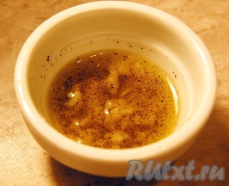 Переложить чеснок, растёртый с солью, в отдельную мисочку, добавить перец, масло, размешать. Заправка для салата из свежих огурчиков и мяты готова.
