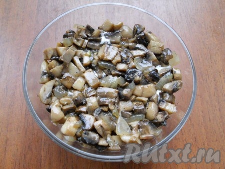 Далее - слой обжаренных грибов с луком.