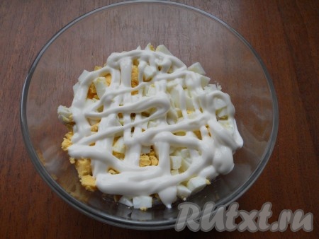 Следующий слой - рубленые вареные яйца + майонез с чесноком.
