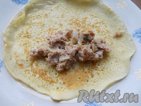 Далее выкладывать мясную начинку (по 1-2 столовых ложки) на каждый блинчик, как на фото.
