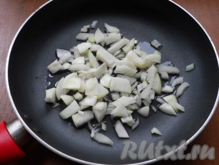 Лук репчатый нарезать и поместить в сковороду. Влить растительное масло.
