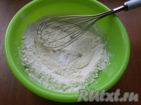 Воду смешать с молоком и вливать в получившуюся мучную смесь частями, замешивая венчиком тесто. Также добавить соду, гашеную уксусом или лимонным соком.
