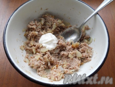 Добавить майонез к мясу с луком и тщательно перемешать начинку для блинчиков.
