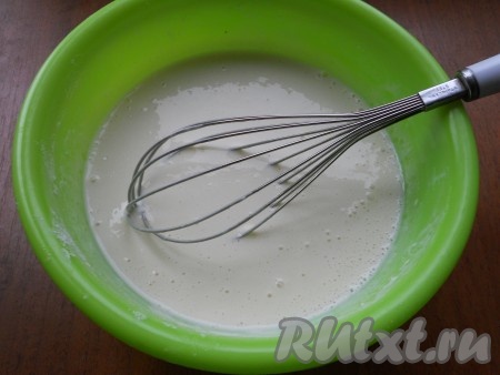 Тесто должно получиться и не густым, но и не слишком жидким. Добавить в тесто растительное масло, перемешать до однородности.