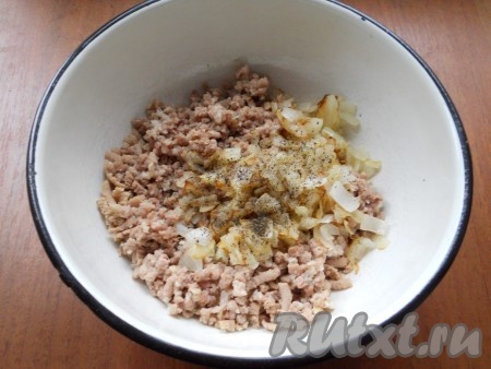 Обжарить лук, иногда помешивая, до золотистого цвета. Мясо перекрутить на мясорубке, добавить жареный лук, соль, перец.
