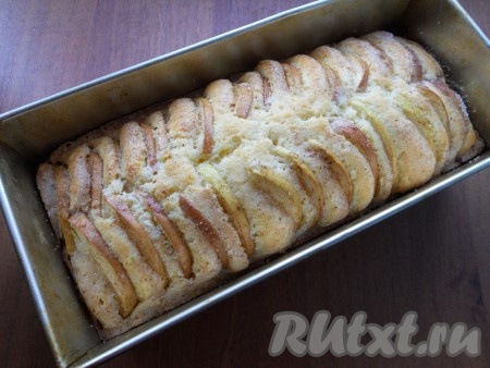 Выпекать кекс в предварительно разогретой до 190-200 градусов духовке около 50-55 минут.