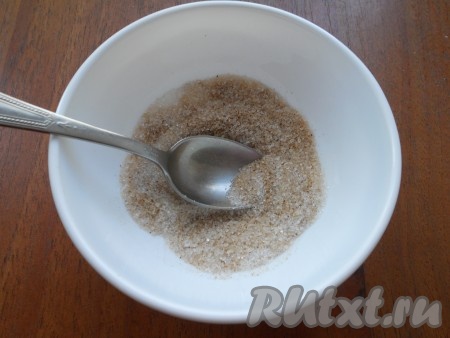 Для приготовления посыпки смешать сахар и корицу.
