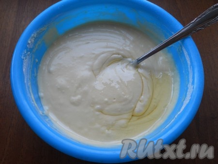 Влить растительное масло частями, вмешивая его ложкой в тесто.
