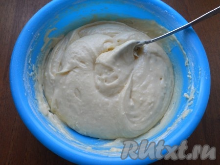 Затем всыпать оставшуюся муку с разрыхлителем и замесить очень нежное, похожее на крем тесто.
