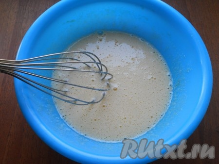 Хорошенько взбить яйца с солью и сахаром венчиком.
