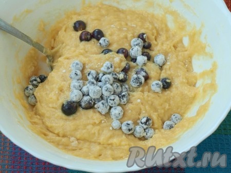 Ягоды присыпать крахмалом, добавить их в тесто. Если вас не смущает тот факт, что ягоды окрашивают тесто, крахмал можно не добавлять.
