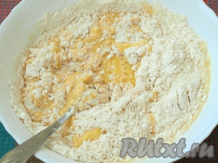 В получившуюся смесь просеять муку с разрыхлителем, также добавить кокосовую стружку. Хорошо перемешать тесто, оно получится, как густая сметана.
