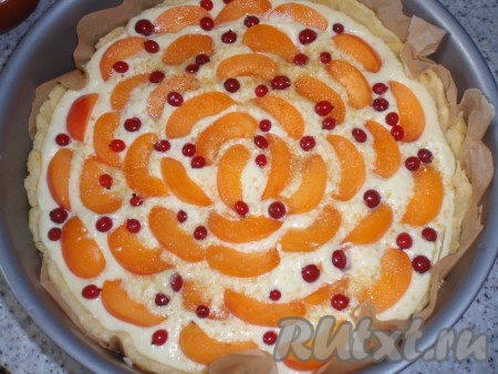 Между абрикосами, по желанию,&nbsp; выложить ягоды красной смородины и посыпать начинку коричневым сахаром.