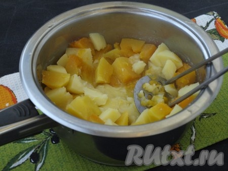 Когда овощи сварятся, воду слить в отдельную мисочку (она может понадобиться). С помощью пресса для картофеля (толкушки) овощи размять.
