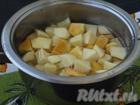 Сложить картошку и тыкву в сотейник и залить водой. Вода должна едва покрыть овощи. Сотейник поставить на огонь и довести овощи до кипения. Огонь убавить и варить овощи до мягкости. Сотейник следует прикрыть крышкой. Затем овощи следует посолить по вкусу.
