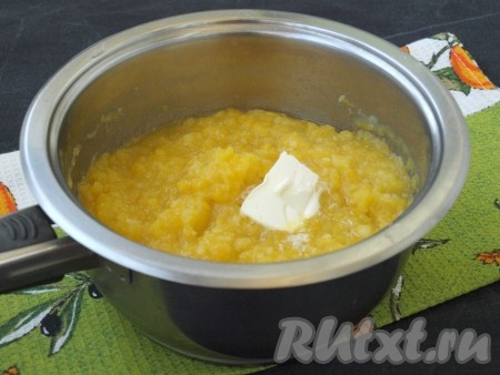 Добавить в пюре сливочное масло и размешать. Если вас не устроит густота пюре, можно добавить немного той воды, которую мы слили. Если же отвар вам не понадобился, не спешите его выливать. На таком отваре можно замесить замечательное тесто для пирожков или испечь хлеб.
