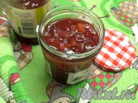 Выключить огонь, чуть остудить и разложить горячее варенье из яблок и слив по простерилизованным баночкам, закрутить крышками, остудить и убрать на хранение.