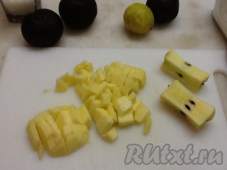 Яблочки очистить и нарезать небольшими кубиками.
