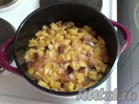 Соединить сливы с яблоками и варить на небольшом огне минут 10, иногда перемешивая.