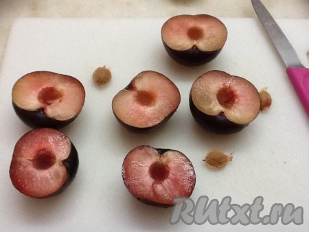 Тем временем нарезать сливы.