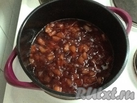 Выключить огонь, чуть остудить и разложить горячее варенье из яблок и слив по простерилизованным баночкам, закрутить крышками, остудить и убрать на хранение.