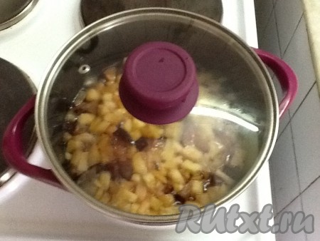 Затем накрыть варенье из слив и ягод крышкой,&nbsp;снять с огня и отставить в сторону. Дать остыть.
