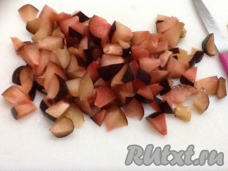 Тем временем нарезать сливы.