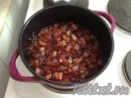 Через пару часов (или когда у вас найдется время) продолжить варить варенье на среднем огне примерно 10-15 минут, иногда перемешивая. Добавить в процессе варки 1 столовую ложку сока лимона, немного корицы, перемешать.&nbsp;
