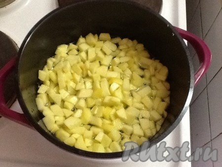 Выложить яблоки в сахарный сироп и размешать. Дать закипеть на среднем огне.
