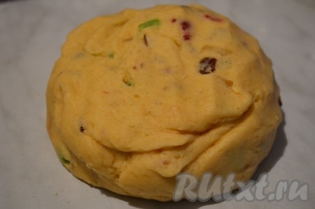 Добавить половину смеси цукатов (и сухофруктов, если используете) и орехов, замесить мягкое тесто.
