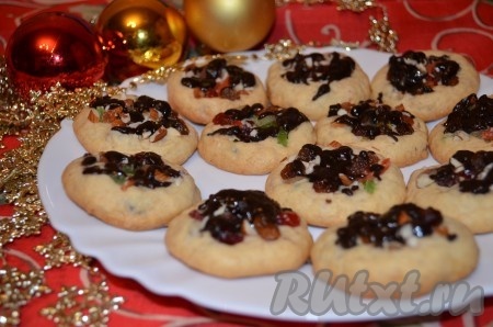 Печенье, приготовленное с большим количеством цукатов и орехов, получается хрустящим и необыкновенно вкусным. Перед такой выпечкой устоять невозможно!
