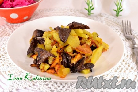 Картофель, жареный с грибами и луком