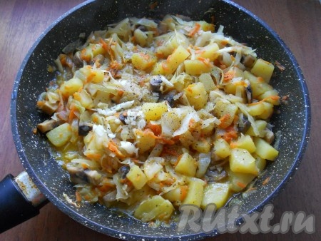 Все перемешать, влить бульон. Тушить капусту с грибами и картошкой на слабом огне, периодически перемешивая, минут 15 под прикрытой крышкой. Далее добавить нарезанный чеснок, если нужно - досолить и немного еще поперчить. Подержать сковороду на огне 3-5 минут и выключить газ.
