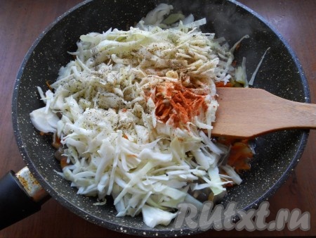 Обжарить все вместе, помешивая, в течение 4-5 минут. Далее добавить в сковороду нашинкованную капусту, посолить, поперчить, добавить паприку.
