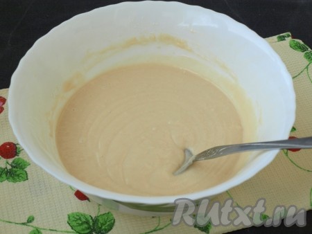 Затем просеять в тесто муку и разрыхлитель. Тесто размешать ложкой, оно получится, как густая сметана.
