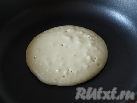 Постепенно на поверхности теста одна за другой начнут появляться дырочки, а тесто станет затягиваться.
