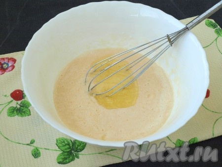 Добавить в яичную массу йогурт и подсолнечное масло. У меня в этот раз лаймово-клубничный йогурт жирностью 1,5%. Продолжить взбивать.
