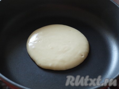 Очень важно хорошо разогреть сухую сковороду. В центр хорошо разогретой сковороды налить 3 столовые ложки теста. Размазывать тесто не нужно, оно и так растечётся. Затем огонь убавить до среднего.