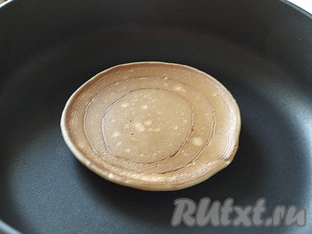 Когда на поверхности влаги уже не будет, можно переворачивать и жарить с другой стороны.
