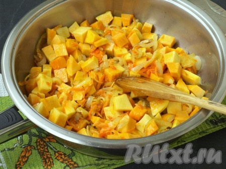 Очищенную от кожуры и семян тыкву нарезать небольшими кубиками, выложить в сковороду к овощам и обжаривать 5-7 минут, иногда перемешивая.
