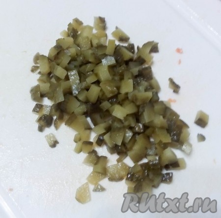 Маринованные огурчики тоже нарезать мелкими кубиками, добавить в салат к картофелю и красной рыбе.
