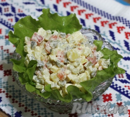 Салат из картофеля с рыбой и маринованными огурчиками