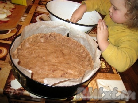 Удобно использовать разъёмную форму, а можно готовить в любой форме диаметром 26-28 см. Я проложила борта бумагой для выпечки. Перевалить тесто в форму, сформировать бортики.
