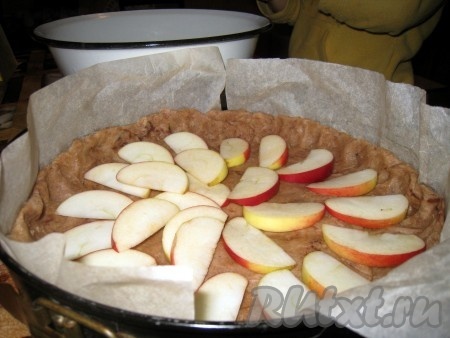 Выложить ломтики яблок с зазором между ними.
