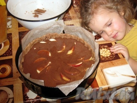 Залить будущий пирог с яблоками сметанной заливкой.
