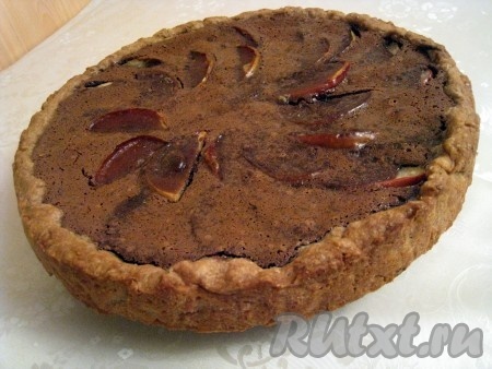 Поместить песочный пирог с яблоками в разогретую духовку и выпекать при 180-200 градусах около 35-40 минут. Но время очень зависит от духовки и формы, в которой выпекается.
