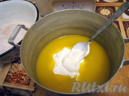 В растопленный остывший маргарин добавить сметану.
