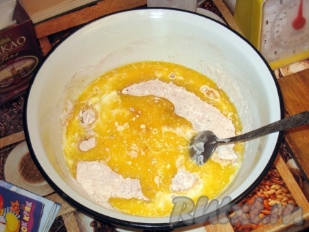 Соединить смесь из маргарина и сметаны со смесью из муки, разрыхлителя, какао, сахара, быстро перемешать. 