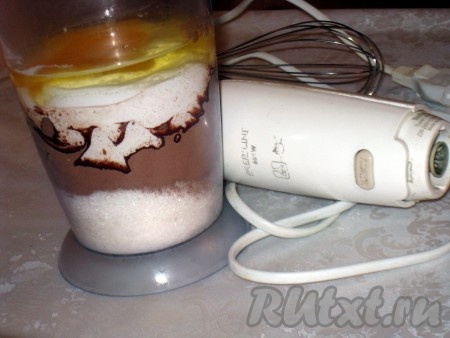 Для приготовления заливки в стакане для миксера или в другой ёмкости соединить сахар, какао, сметану и яйцо.