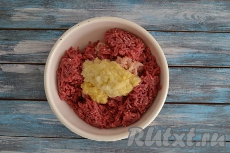 Соединить в миске говяжий и куриный фарши, добавить получившуюся овощную массу.
